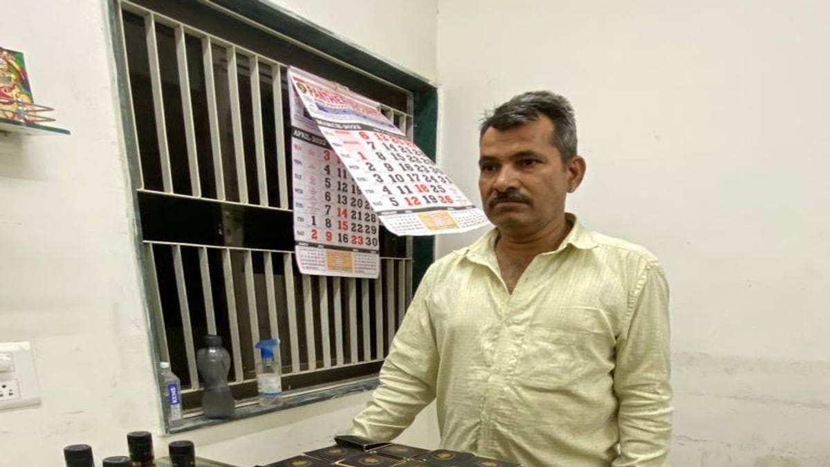 Ahmedabad : પોલીસે રાજસ્થાન પરિવહન નિંગમના ડ્રાઇવરની દારૂની હેરાફેરી કરતાં ધરપકડ કરી Ahmedabad : પોલીસે રાજસ્થાન પરિવહન નિંગમના ડ્રાઇવરની દારૂની હેરાફેરી કરતાં ધરપકડ કરી