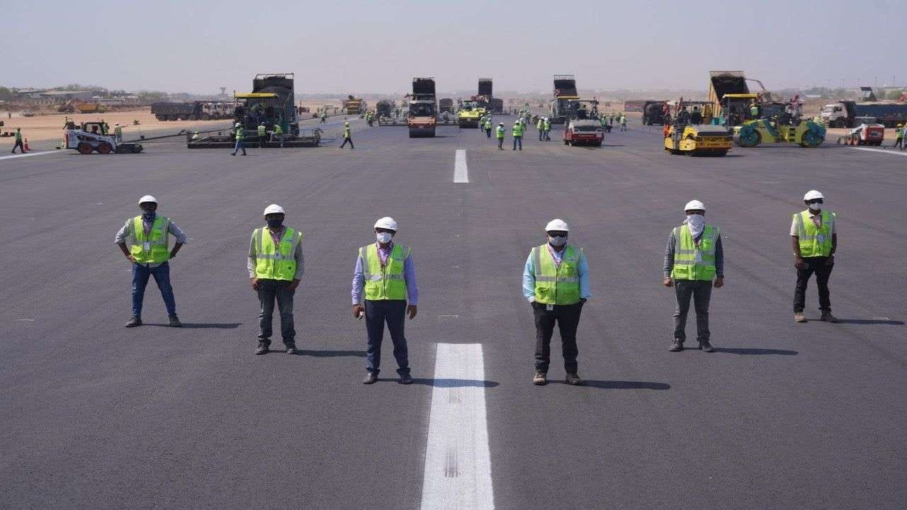 Ahmedabad : SVPI એરપોર્ટે સર્જ્યો નવો વિક્રમ, 48 દિવસમાં 1,08,000 MT કરતાં વધુ ડામર પાથરી DBMનું 5 સ્તરીય કામકાજ પૂર્ણ.