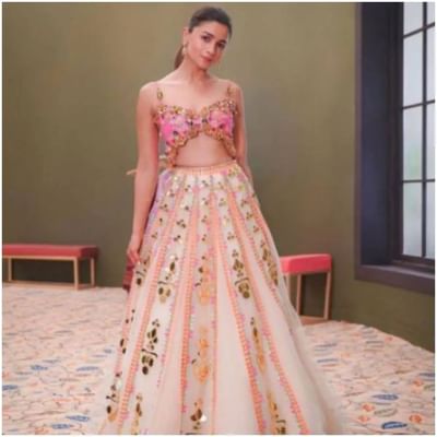આલિયાની સ્ટાઈલિશ લક્ષ્મી લહેરે તાજેતરમાં જ અભિનેત્રીની કેટલીક તસવીરો સોશિયલ મીડિયા પર શેયર કરી છે. આ તસવીરોમાં આલિયાએ લહેંગા અને સ્ટ્રેપી બ્લાઉઝ પહેર્યું છે. આલિયાના આ લુકના ખૂબ વખાણ થઈ રહ્યા છે. જો તમે લગ્ન માટે ડ્રેસ શોધી રહ્યા છો તો તમે આલિયાના આ લુકને કોપી કરી શકો છો.