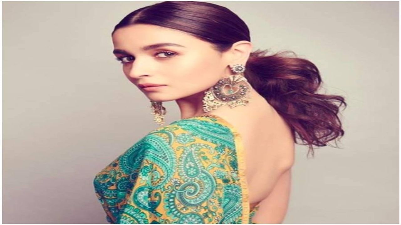 PHOTOS: Try This Trendy Hairstyle With Sari To Look Different And Stylish |  | Try this trendy hairstyle with saree to look different and stylish | PiPa  News