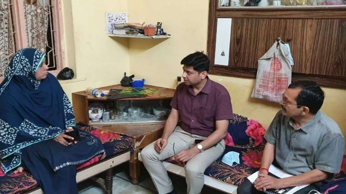 Banaskantha: યુક્રેનમાં ફસાયેલા જિલ્લાના વિદ્યાર્થીઓના વાલીઓને હુંફ આપવા અધિકારીઓ સામેથી તેમના ઘરે પહોંચ્યા