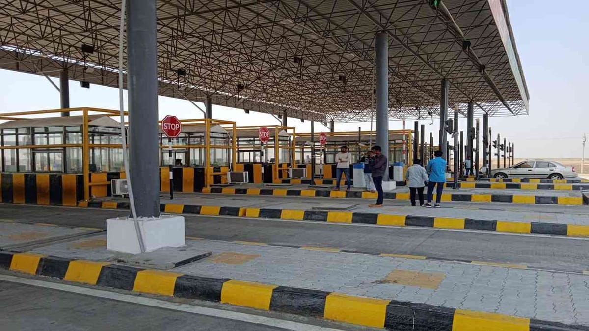 Bhavnagar અમદાવાદ હાઇવેના અધૂરા કામ વચ્ચે ટોલ પ્લાઝા શરૂ કરાતા ગ્રામજનોનો વિરોધ Bhavnagar અમદાવાદ હાઇવેના અધૂરા કામ વચ્ચે ટોલ પ્લાઝા શરૂ કરાતા ગ્રામજનોનો વિરોધ