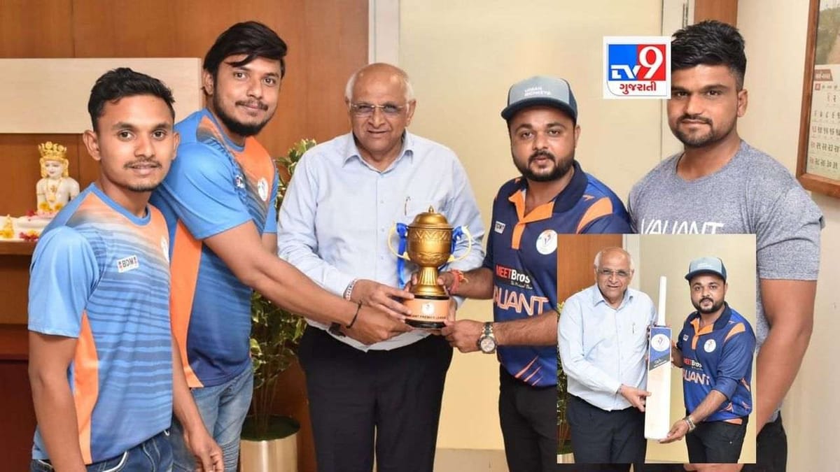CM ભૂપેન્દ્ર પટેલે ટ્રોફી લોંચીંગ સમયે શાનદાર ક્રિકેટ બેટ જોઈ કહ્યુ 'મારે પણ આવુ બેટ જોઈશે', ચૂંટણી પહેલા ચોગ્ગા છગ્ગા વાળી કરશે!