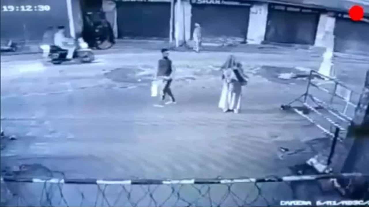 Jammu Kashmir: CRPF કેમ્પ ઉપર બુરખાધારી મહિલાએ ફેક્યો પેટ્રોલ બોમ્બ, જુઓ વીડિયો