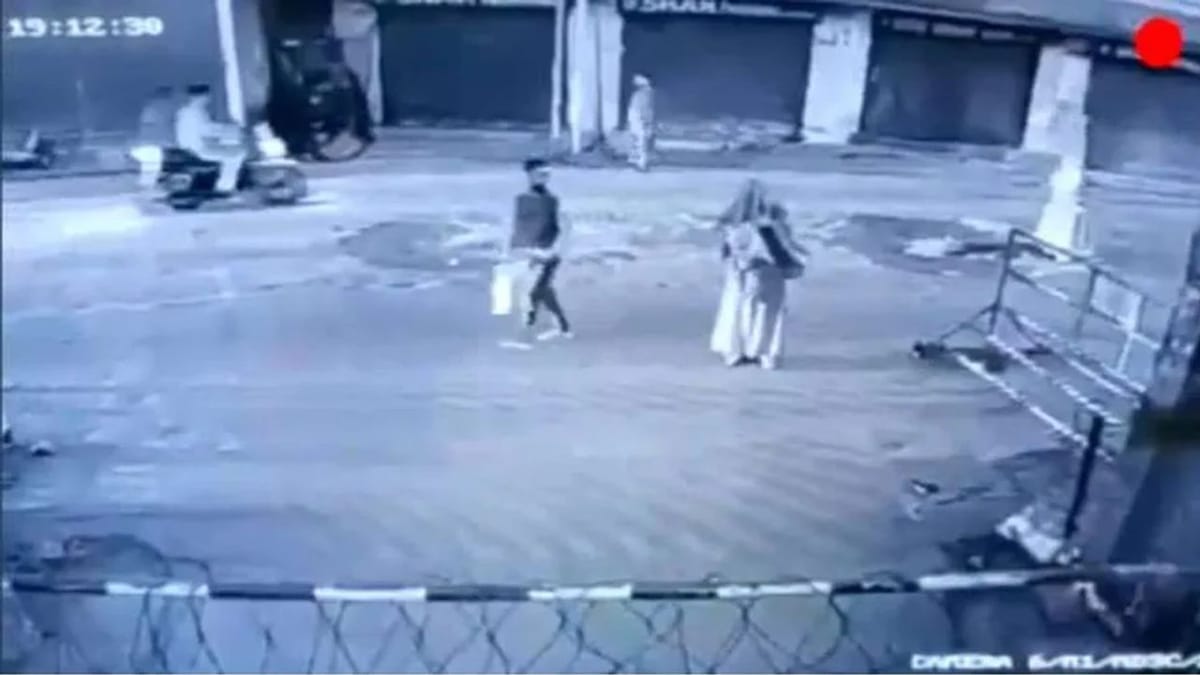 Jammu Kashmir: CRPF કેમ્પ ઉપર બુરખાધારી મહિલાએ ફેક્યો પેટ્રોલ બોમ્બ, જુઓ વીડિયો