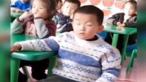 Viral: ક્લાસમાં બેઠા બાળકે કર્યું કંઈક એવું કે, વીડિયો જોઈ લોકોને આવી સ્કૂલના દિવસોની યાદ
