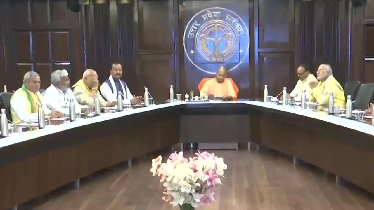 Yogi Cabinet 2.0: મુખ્યમંત્રી યોગી આદિત્યનાથે બોલાવી મંત્રી પરિષદની પ્રથમ બેઠક, તમામ નવા મંત્રીઓએ આપી હાજરી