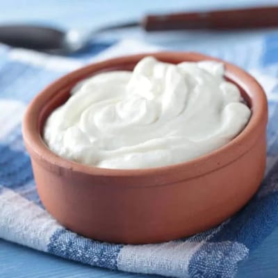 દહીંઃ જો શરીરમાં યુરિક એસિડનું સ્તર વધી ગયું હોય તો આ સ્થિતિમાં પ્રોટીનયુક્ત વસ્તુઓનું સેવન ઓછું કરવું જોઈએ. કહેવાય છે કે દહીં પ્રોટીનથી ભરપૂર હોય છે અને આવી સ્થિતિમાં તે શરીરમાં યુરિક એસિડને વધુ વધારી શકે છે.