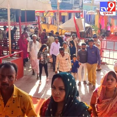 ડાકોરમાં હોળી, ધૂળેટી નિમિત્તે લાખોની સંખ્યામાં પદયાત્રીકો ધોળી ધજા સાથે રાજાધિરાજના દરબારમાં આવી શીશ નમાવે છે. આ વખતે પૂનમ અને ધૂળેટી બન્ને એકજ દિવસે હોવાથી ચૌદસથી ભક્તોએ ડાકોરમાં ધામા નાખી દીધા છે. 'ડાકોરમાં કોણ છે રાજા રણછોડ છે'ના નાદ ગૂંજી ઉઠયા છે.