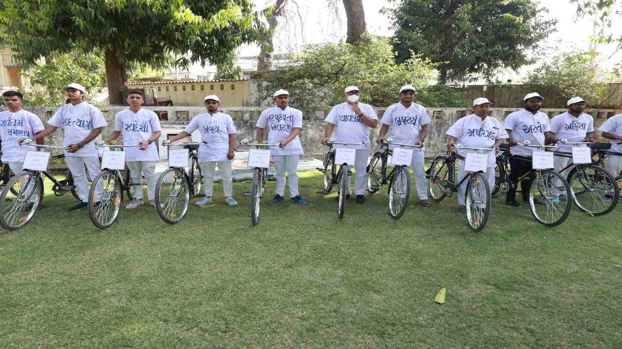 Navsari : કોચરબ આશ્રમથી શરૂ થયેલી દાંડી સુધીની સાયકલ યાત્રાનું સમાપન Navsari : કોચરબ આશ્રમથી શરૂ થયેલી દાંડી સુધીની સાયકલ યાત્રાનું સમાપન