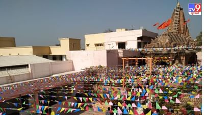 મહા શિવરાત્રી 2022નો તહેવાર ફાગણ મહિનાના કૃષ્ણ પક્ષની ચતુર્દશી પર ઉજવવામાં આવે છે. 1 માર્ચે મહાશિવરાત્રીનો તહેવાર ઉજવવામાં આવી રહ્યો છે. આ દિવસે ભક્તો શિવલિંગને દૂધ અને જળ ચઢાવે છે. એવી માન્યતા છે કે આ દિવસે ઉપવાસ કરવાથી ભગવાન શિવ પ્રસન્ન થાય છે. પૂજા સ્થળને સુશોભિત કરવાથી લઈને સ્વાદિષ્ટ પ્રસાદ અર્પણ કરવા અને ભજન ગાવા સુધી શિવરાત્રી સમગ્ર દેશમાં ખૂબ જ ઉત્સાહથી ઉજવવામાં આવે છે.