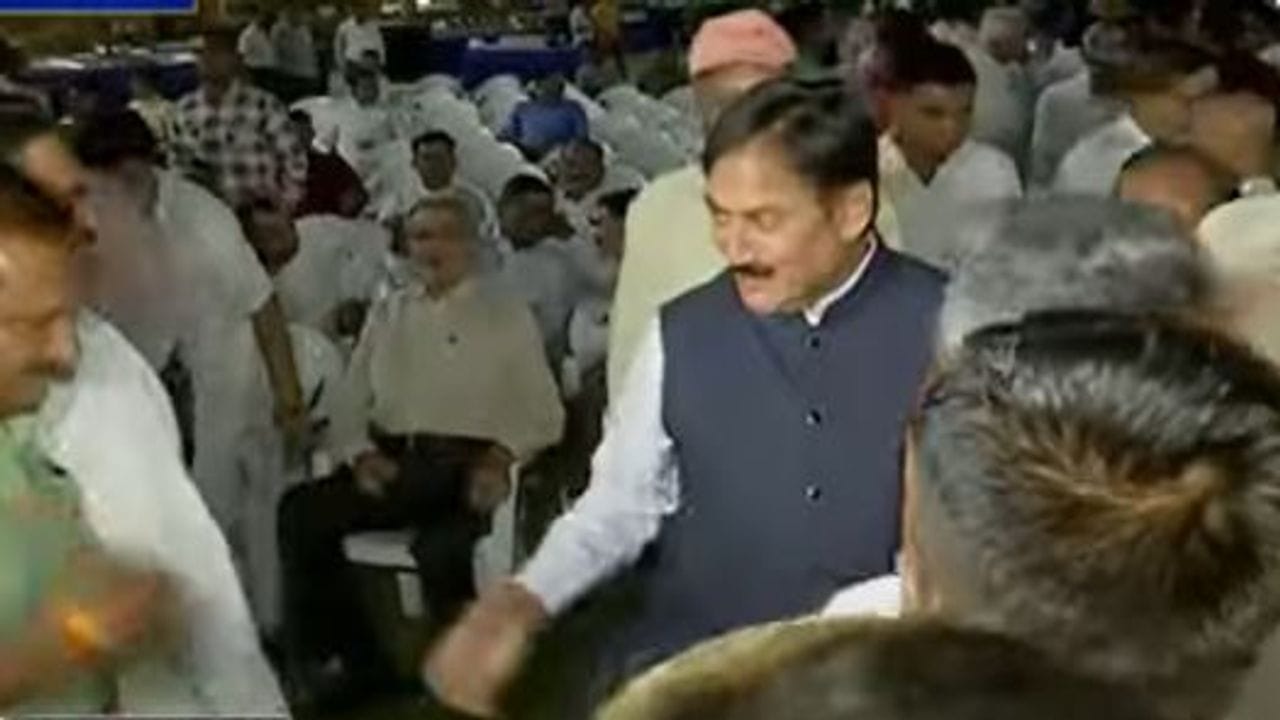 કોંગ્રેસની ડિનર ડિપ્લોમસી, વિધાનસભા ચૂંટણી જીતવા બે હજાર બાવીસ, કોંગ્રેસ લાવીશ સૂત્ર આપ્યુ