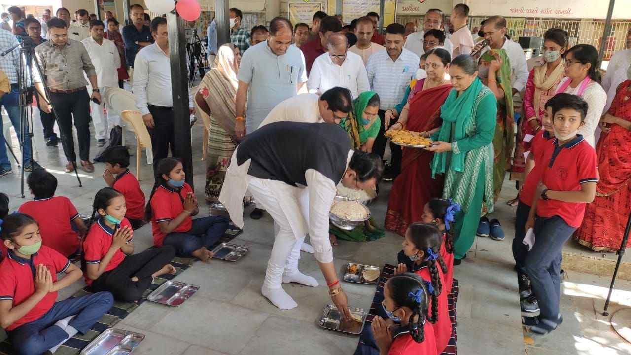 Gandhinagar: રાજ્યમાં આજથી મધ્યાહન ભોજનનો ફરીથી પ્રારંભ, શિક્ષણ પ્રધાને બાળકોને ભોજન પીરસી યોજના શરુ કરાવી