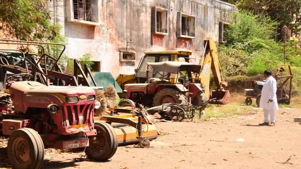 Jamnagar: મનપા દ્વારા લાખોના ખર્ચે સાધનો, વાહનો અને ટ્રીગાર્ડની ખરીદી, અત્યારે ઉપયોગ પહેલા જ ભંગાર હાલતમાં
