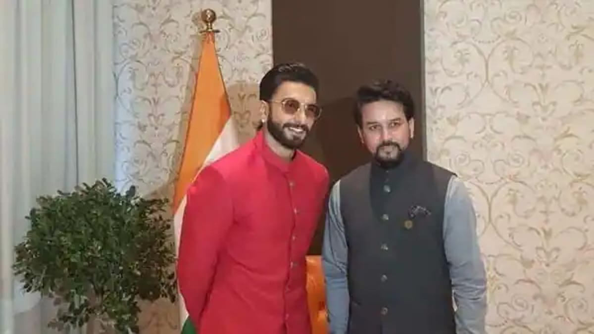 રણવીર સિંહે દુબઈ એક્સ્પો ખાતે કેન્દ્રીય મંત્રી અનુરાગ ઠાકુર સાથે કર્યો ડાન્સ, જુઓ વાયરલ વીડિયો