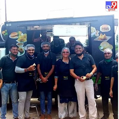 આ છે મંજુબા નું રસોડું જેમાં વિનામૂલ્યે પીરસવામાં આવે છે સાત્વિક સાથે પૌષ્ટિક ભોજન એ પણ ગરમાં ગરમ કોઈ ભૂખ્યું ના સુવે એ તે ઉદ્દેશથી આ રસોડું કામ કરે છે અમદાવાદના મયુરભાઈ કામદાર અને તેમના પરિવાર એ માતા મંજુબાના વિચાર થી પ્રેરિત થઈ આ રસોડાની શરૂઆત કરી છે અને આ ફૂડ ટ્રક તૈયાર કરી આ ફૂડ ટ્રક દ્વારા તેમની ટીમ જરૂરિયાત મંદ અને ગરીબ લોકોને શુદ્ધ સાત્વિક અને આરોગ્યપ્રદ ભોજન પીરસે છે.