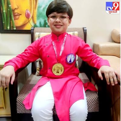 દ્રશ્યમા દેખાતો આ માસૂમ બાળક માત્ર નવ વર્ષનો છે અને આ બાળકે પોતાની અદ્ભુત સિદ્ધિ થી પરિવારનું નામ દેશ-વિદેશમાં રોશન કર્યું છે. આ બાળકનું નામ દ્વિજ ગાંધી છે જે અમદાવાદના થલતેજ વિસ્તારમાં રહે છે.