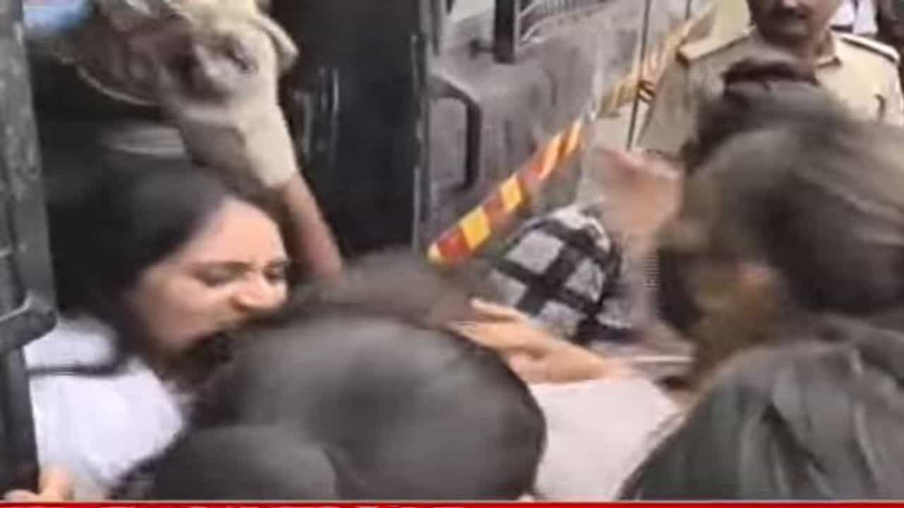 Gandhinagar: સત્યાગ્રહ છાવણીમાં મહિલા કોંગ્રેસના કાર્યકરો અને પોલીસ વચ્ચે ઘર્ષણ સર્જાયું