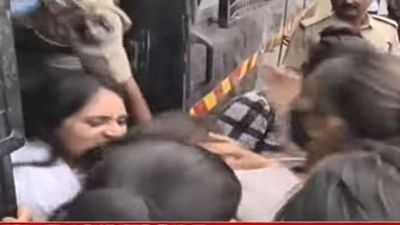 Gandhinagar: સત્યાગ્રહ છાવણીમાં મહિલા કોંગ્રેસના કાર્યકરો અને પોલીસ વચ્ચે ઘર્ષણ સર્જાયું