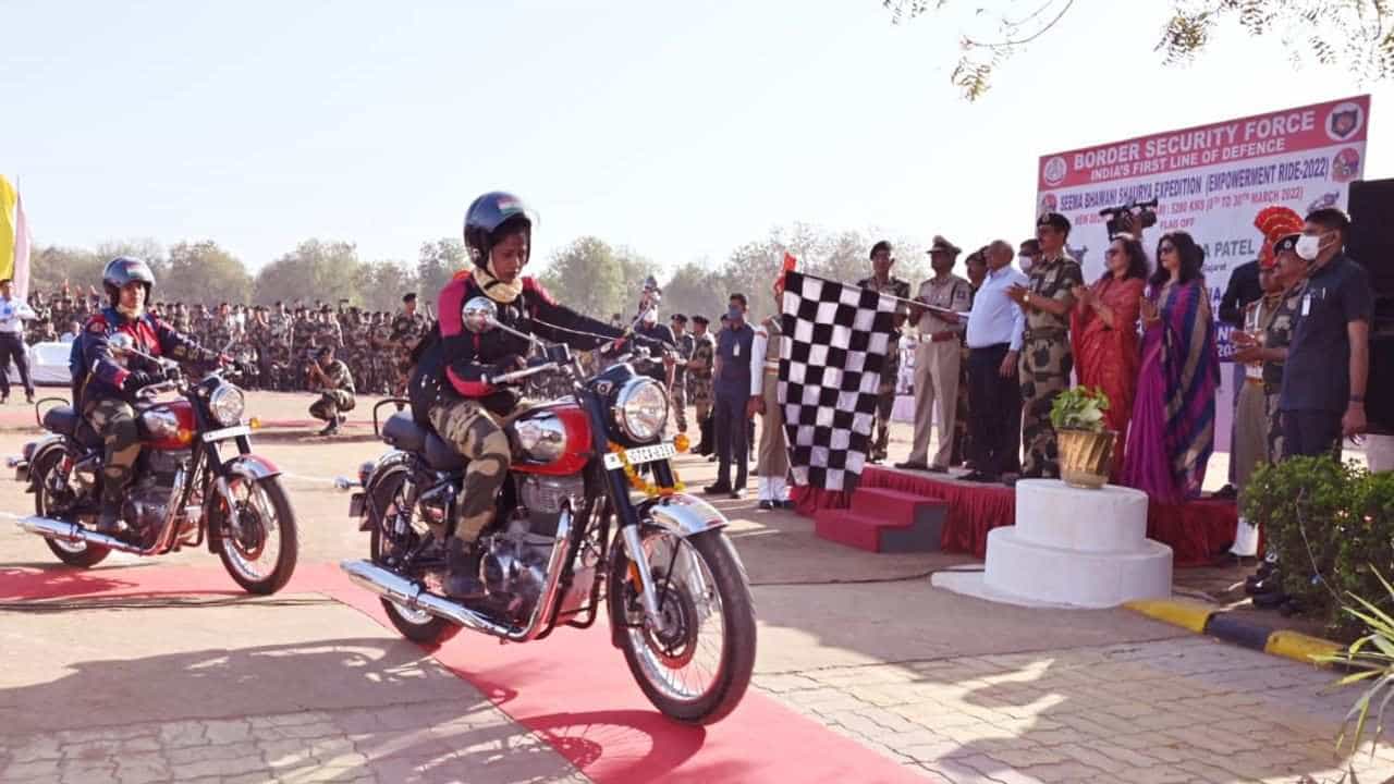 ગુજરાતના સીએમ ભૂપેન્દ્ર પટેલે BSF સીમા ભવાની મહિલા દળની બાઇક રેલીને પ્રસ્થાન કરાવ્યું
