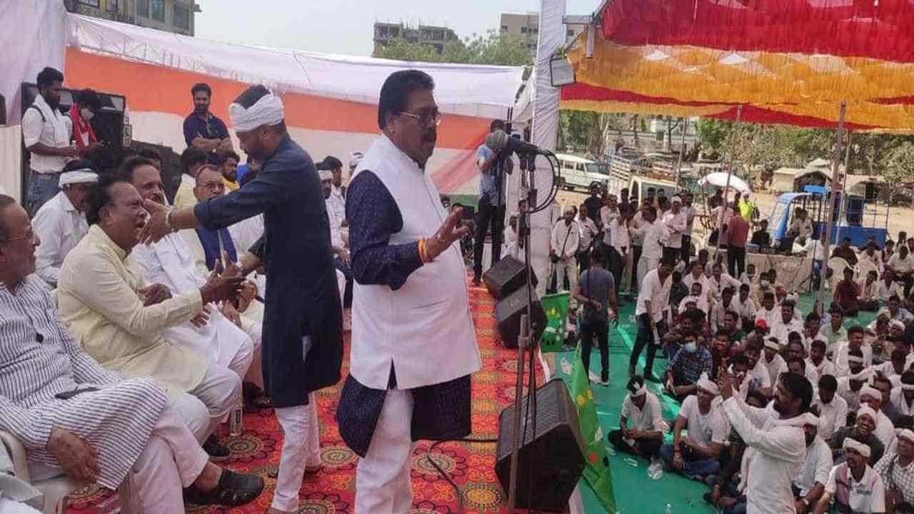 Gandhinagar : તાપી પાર નર્મદા લીંક પ્રોજેક્ટનો વિરોધ કરી રહેલા કોંગ્રેસના આગેવાનોની પોલીસે અટકાયત કરી Gandhinagar : તાપી પાર નર્મદા લીંક પ્રોજેક્ટનો વિરોધ કરી રહેલા કોંગ્રેસના આગેવાનોની પોલીસે અટકાયત કરી