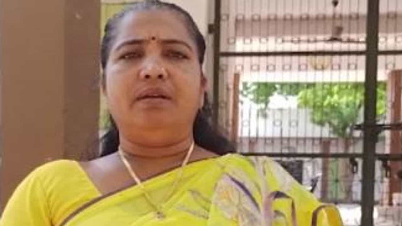 Banaskantha : કોંગ્રેસના ધારાસભ્ય ગેનીબેન ઠાકોરે જનતા રેડ કરી, દારૂ સાથે બુટલેગર ઝડપાયો