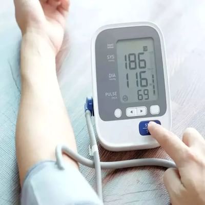 બ્લડ પ્રેશર: વિટામિન સી અને એન્ટીઑકિસડન્ટો હૃદય સંબંધિત રોગોને આપણાથી દૂર રાખવામાં મહત્વપૂર્ણ ભૂમિકા ભજવે છે. પાઈનેપલ જ્યુસ એમાં ભરપૂર હોય છે માટે દરરોજ બપોરે એક ગ્લાસ પાઈનેપલ જ્યુસ પીવો.