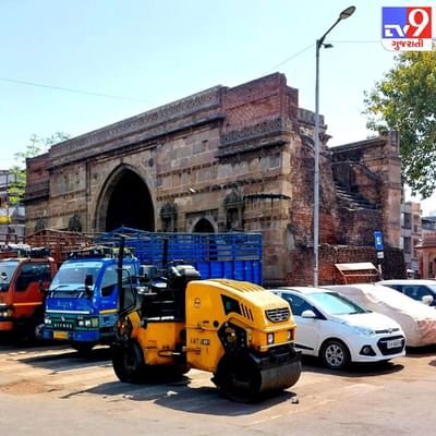 અમદાવાદ ને હેરિટેજ સિટીનો દરજ્જો મળતાજ દરેક અમદાવાદની છાતી ગર્વથી ફૂલી હતી એજ સ્થાન આપવામાં મહત્ત્વની ભૂમિકા ભજવતા આ ઐતિહાસિક દરવાજાની હાલત અમદાવાદ મ્યુનિસિપલ કોર્પોરેશનના અધિકારી-કર્મચારી અણઘડ વહીવટી તંત્રના પાપે આજે કઈ આવી જોવા મળી રહી છે એ છે દરિયાપુર દરવાજા પહેલી નજરે જોનારને લાગે કે આ કોઇ પાર્કિંગ પ્લોટ હોય પણ આ છે આરક્ષિત સ્મારક જેની જાળવણી અમદાવાદ મ્યુનિસિપલ કોર્પોરેશનના અધિકારી-કર્મચારી ની અને સાથે હેરિટેજ વિભાગની છે.