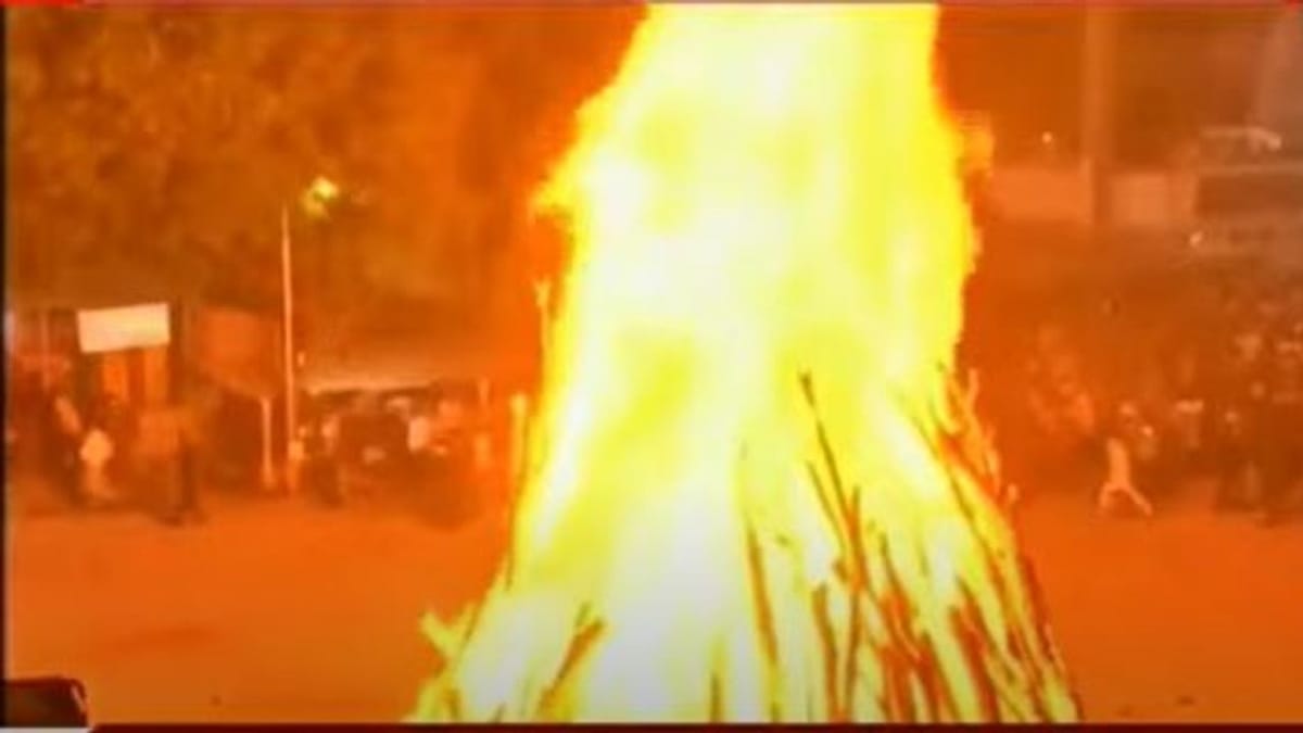 Holi Celebration 2022: ગુજરાતમાં આ ગામડામાં આજે પણ અંગારા પર ચાલવાની પંરપરા, હોળી પર જાણો વિશેષ પરંપરા