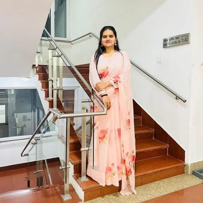 UPSC Success Story: યુનિયન પબ્લિક સર્વિસ કમિશન દ્વારા લેવામાં આવતી સિવિલ સર્વિસ પરીક્ષા દેશની સૌથી અઘરી પરીક્ષા હોવાનું કહેવાય છે. ઘણા ઉમેદવારોને આ પરીક્ષામાં પ્રવેશ કરવામાં વર્ષો લાગે છે. બહુ ઓછા વિદ્યાર્થીઓ છે જે એક જ પ્રયાસમાં આ પરીક્ષા પાસ કરી શકે છે. આમાં એક નામ IAS ઓફિસર નિશા ગ્રેવાલનું છે. હરિયાણાના ભિવાનીના એક નાનકડા ગામની રહેવાસી નિશા ગ્રેવાલની વાત તમામ વિદ્યાર્થીઓ માટે પ્રેરણાદાયી છે.