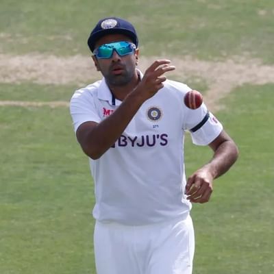 ભારતીય ક્રિકેટ ટીમના સ્ટાર ઓફ સ્પિનર ​​રવિચંદ્રન અશ્વિન જ્યારે પણ મેદાન પર આવે છે ત્યારે તેની સામે ટકી રહેવું બેટ્સમેન માટે આસાન નથી હોતું. ટેસ્ટ ક્રિકેટમાં છેલ્લા કેટલાક વર્ષોમાં ભારતના સૌથી મોટા મેચ-વિનર તરીકે ઉભરી ચુકેલ અશ્વિન દરેક મેચ સાથે તેના આંકડા અને રેકોર્ડમાં સુધારો કરવાનું ચાલુ રાખે છે, મોહાલીમાં શ્રીલંકા સામેની પ્રથમ ટેસ્ટના બીજા દિવસે અશ્વિને વધુ એક સિદ્ધિ પોતાના નામે મેળવી છે. 