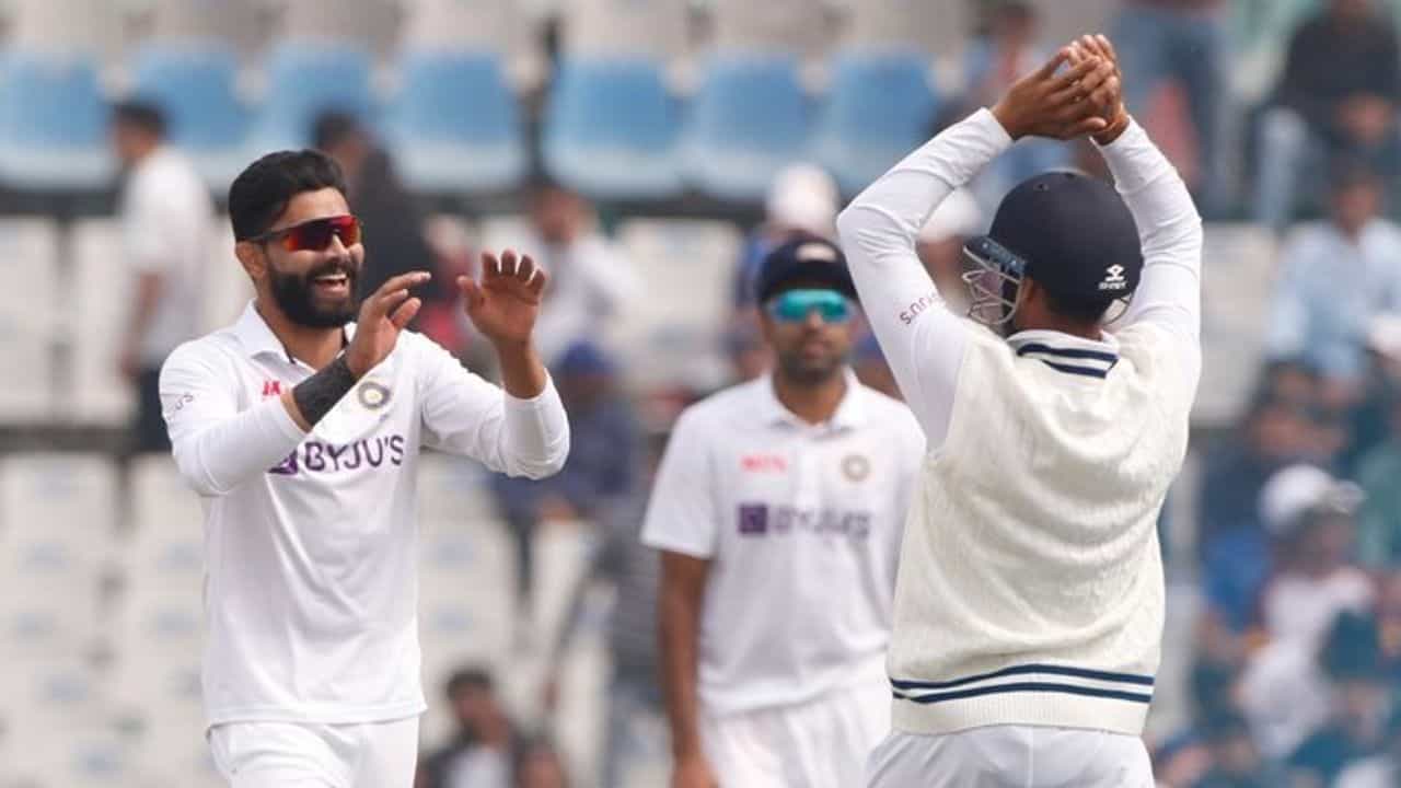 IND vs SL: ભારતના સ્કોર થી 400 રન દૂર રહેલ શ્રીલંકા ફોલોઓન, બીજા દાવની રમત શરુ, જાડેજાનો કમાલ ઝડપી 5 વિકેટ