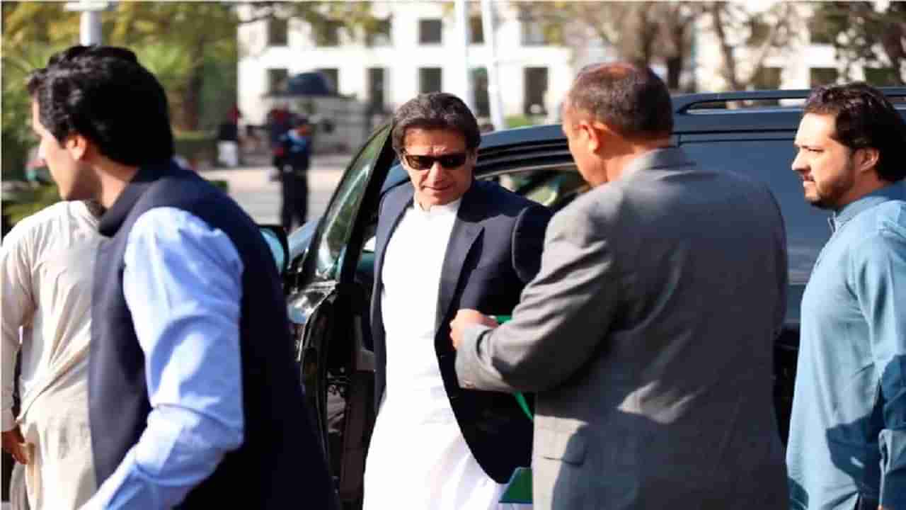 Pakistan : ઈમરાનની ખુરશીના પાયા હચમચ્યા તો, પક્ષપલટાથી નારાજ PM ઈમરાન ખાને સુપ્રીમ કોર્ટનો દરવાજો ખટખટાવ્યો