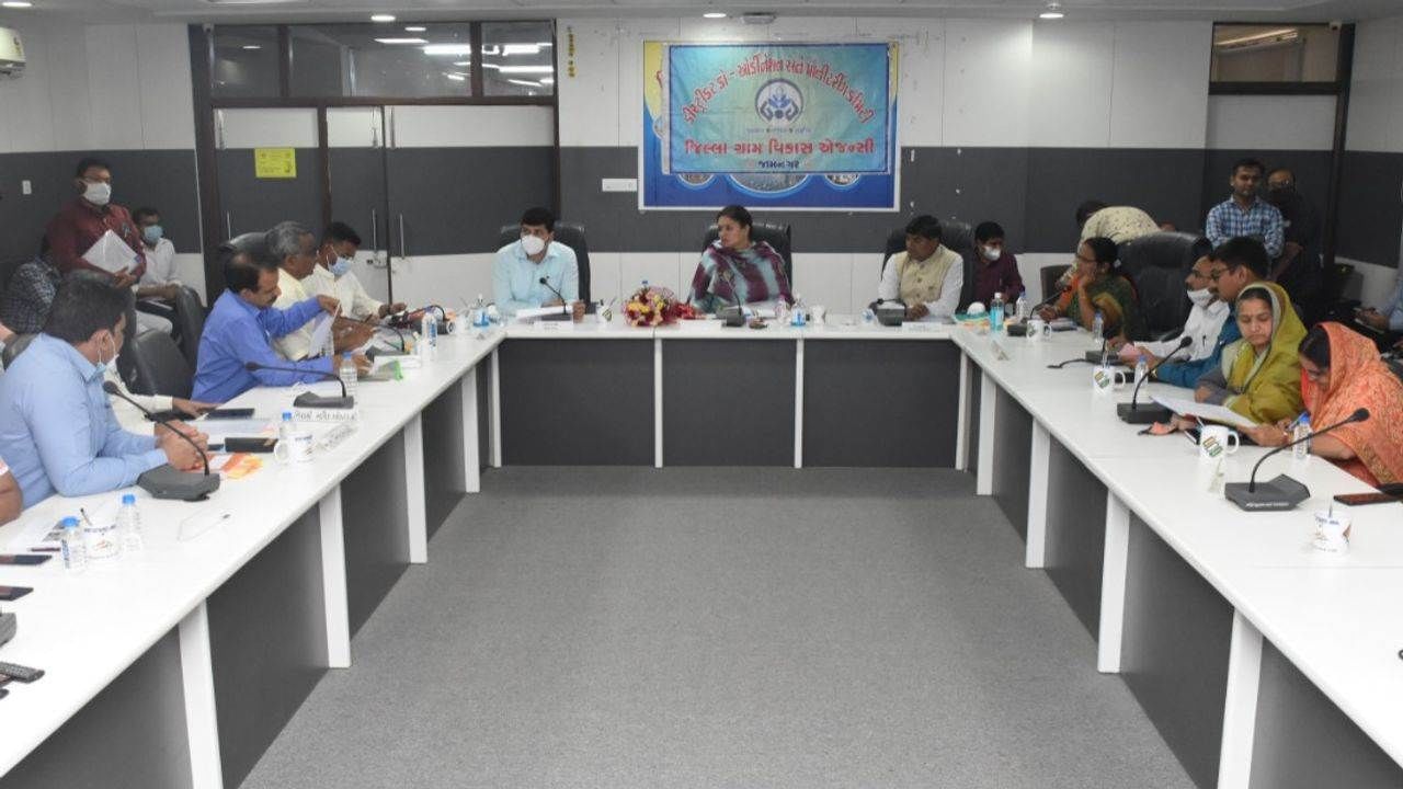 Jamnagar : સાંસદ પૂનમ માડમની અધ્યક્ષતામાં દિશા સમિતિની બેઠક મળી, કાર્યોની સમીક્ષા કરી