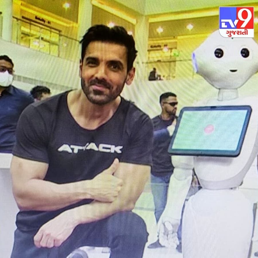 આગામી ફિલ્મના પ્રમોશન માટે જાણીતા અભિનેતા જોન અબ્રાહમ આજે અમદાવાદની મુલાકાતે આવી પહોંચ્યા. તેમણે સાયન્સ સીટીની મુલાકાત લીધી અને ટેક્નોલોજીના વિકાસને લઇને અચંબિત થઈ ગયા.
