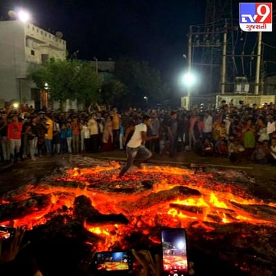 આ હોળી પર્વ નિમિતે પલાણા ગામના ટાવર પાસે થતી સાર્વજનિક હોળી દહનનું આયોજન કરવામાં આવે છે. પલાણામાં વર્ષોથી ચાલી આવતી પરંપરા આજે પણ ગામના યુવાનોએ જાળવી રાખી છે. હોળી દહન બાદ મોડી રાત્રે પડેલા અંગારામાં યુવાધન ચાલ્યા કરે છે.