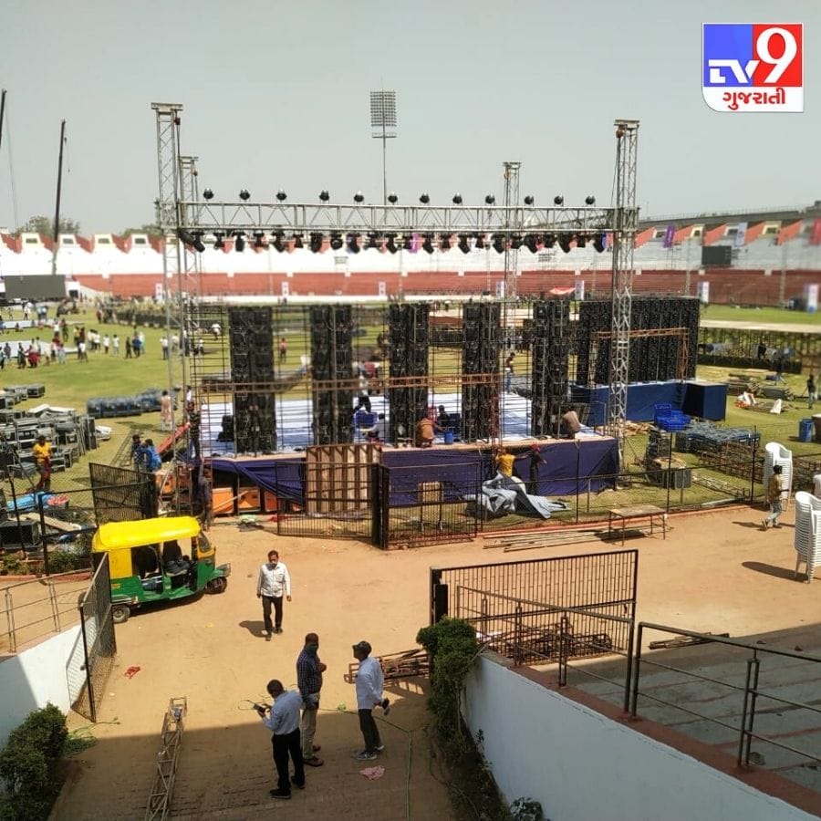 ખેલ મહાકુંભની શરૂઆત સાથે રંગારંગ કાર્યક્રમો સાથે નરેન્દ્ર મોદીનું સ્વાગત કરવામાં આવશે. જેમાં વિવિધ લોકો દ્વારા ડાન્સ પર્ફોમન્સ કરીને નરેન્દ્ર મોદીનું સ્વાગત કરવામાં આવશે. અને રાજ્યના જાણીતા લોક કલાકારો પોતાના સૂર રેલાવી નરેન્દ્ર મોદીનું સ્વાગત કરશે. તેની ભરપૂર તૈયારીઓ તંત્ર દ્વારા કરવામાં આવી રહી છે. આ સાથે જ સ્ટેડિયમની આસપાસના વિસ્તારમાં પુરતો પોલીસ બંદોબસ્ત પણ ગોઠવી દેવામાં આવ્યો છે.