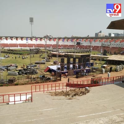 ઉત્તર પ્રદેશ વિધાનસભા ચૂંટણીમાં ભવ્ય વિજય બાદ વડાપ્રધાન મોદી ગુજરાત પ્રવાસે આવી રહ્યાં છે. ત્યારે ગુજરાતમાં પણ પીએમ મોદીના ભવ્ય સ્વાગતની તૈયારીઓ કરવામાં આવી રહી છે. જેના ભાગરૂપે ખેલ મહાકુંભ અને પીએમ મોદીના સ્વાગત માટેના હોર્ડિંગ લગાવવામાં આવ્યાં છે. એટલું જ નહીં એરપોર્ટથી કમલમ સુધીના રૂટ પર અનેક સ્ટેજ બનાવવામાં આવ્યાં છે. જ્યાં સ્ટેજ પર દેશના અલગ-અલગ સાંસ્કૃતિક કાર્યક્રમોની ઝાંખી કરાવાશે.