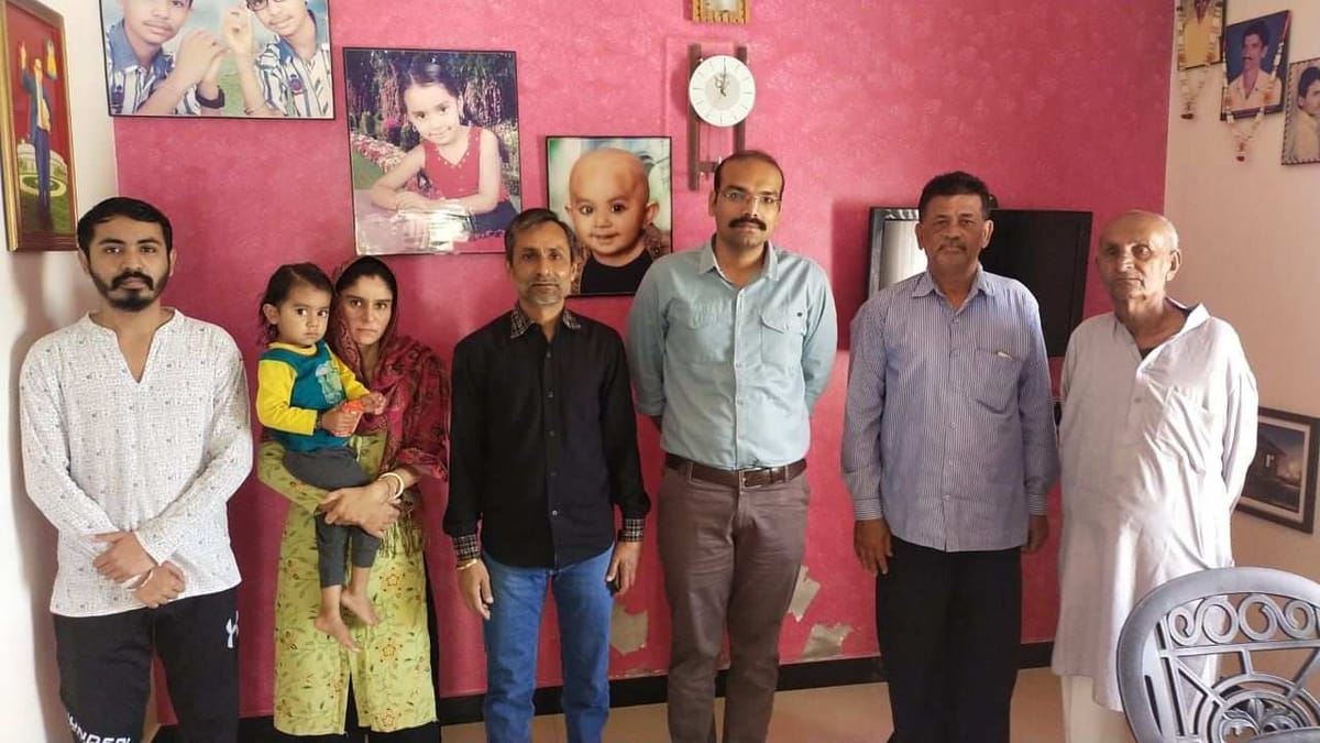 Kutch : યુક્રેન રશિયા યુદ્ધમાં ફસાયેલા વિધાર્થીઓના પરિવારને તંત્રની હુંફ, સાંસદ-ધારાસભ્યોએ પણ આશ્વાસન આપ્યું