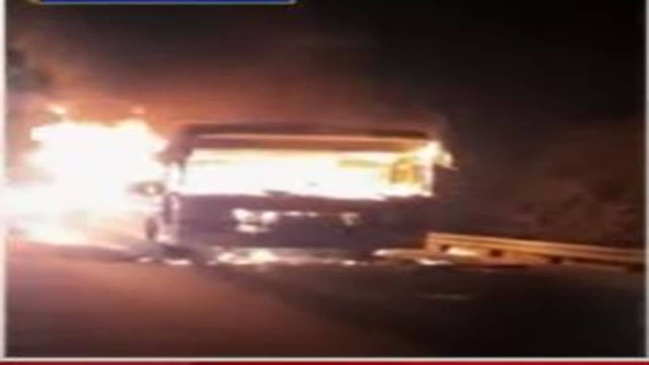 Kheda: અમદાવાદ-વડોદરા એક્સપ્રેસ હાઇવે પર ખાનગી લક્ઝરી બસમાં આગ, બસમાં સવાર 20 મુસાફરોનો આબાદ બચાવ