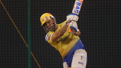 IPL 2022: ધોની એ હંગરગેકરને લાંબા છગ્ગા ફટકારવાની આપી રહ્યો છે ટ્રેનીંગ, સુરતમાં ચાલી રહ્યો છે કેમ્પ, જુઓ Video