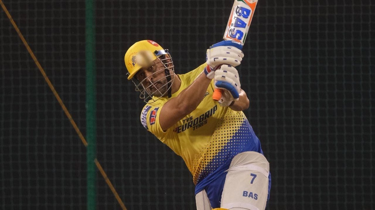 IPL 2022: ધોની એ હંગરગેકરને લાંબા છગ્ગા ફટકારવાની આપી રહ્યો છે ટ્રેનીંગ, સુરતમાં ચાલી રહ્યો છે કેમ્પ, જુઓ Video