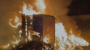 Maharashtra: વાશિમ જઈ રહેલી ટ્રકમાં લાગી ભીષણ આગ, ટ્રક બળીને ખાખ, ડ્રાઈવરનો જીવ બચ્યો, જુઓ વીડિયો