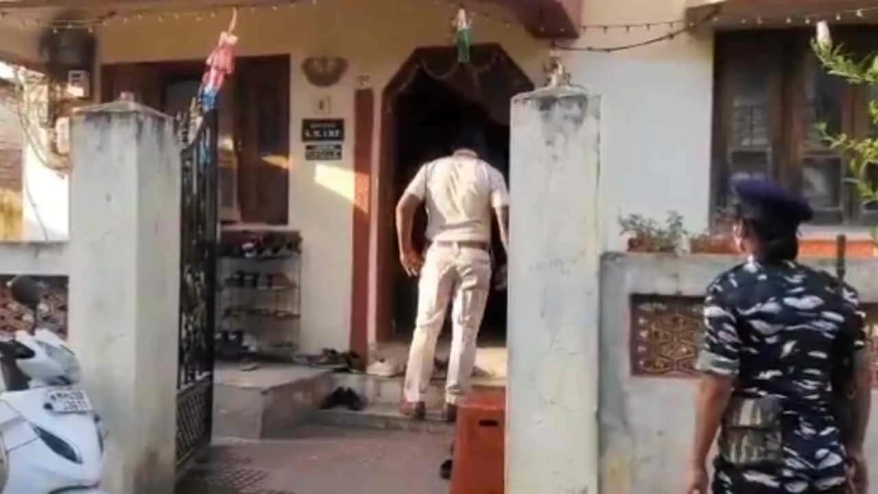 ફડણવીસ વિરુદ્ધ અરજી દાખલ કરનાર વકીલના ઘરે ED ના દરોડા, લેપટોપ અને કેટલાક દસ્તાવેજો પણ સાથે લઈ ગઈ ટીમ