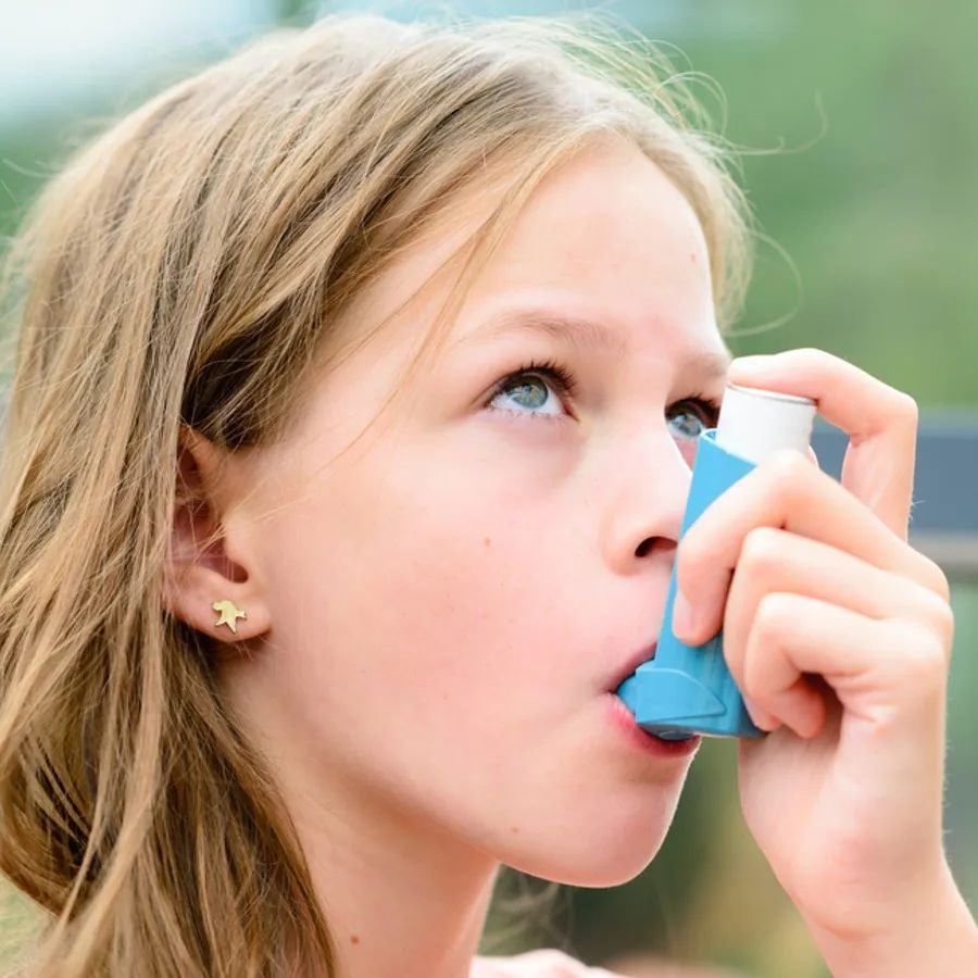 કેટલાક બાળકોને જન્મ પછી અસ્થમા (Asthma) અથવા શ્વાસ લેવામાં તકલીફ કેમ થાય છે, વૈજ્ઞાનિકોએ આનું નવું કારણ આપ્યું છે. વૈજ્ઞાનિકોનું કહેવું છે કે જે માતા-પિતા પ્લાસ્ટિકની (Plastic) વસ્તુઓ અને રેઝિનનો વધુ ઉપયોગ કરે છે. તેમના બાળકોમાં અસ્થમા જેવા શ્વસન સંબંધી રોગોનું જોખમ વધી જાય છે. જાણો શા માટે આવું થાય છે અને કેટલું વધી જાય છે ખતરો...
