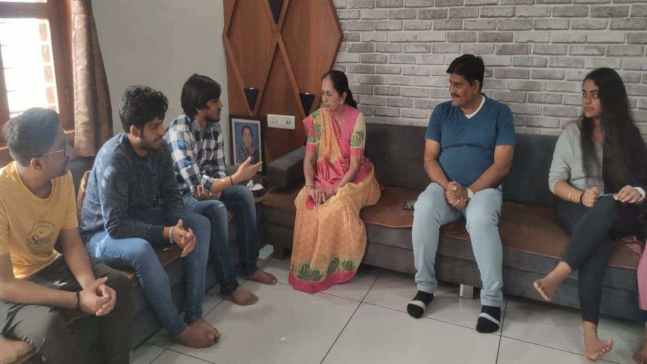 Mehsana : સાંસદ શારદાબેન પટેલે યુક્રેનથી પરત ફરેલા વિદ્યાર્થીઓની મુલાકાત લીધી