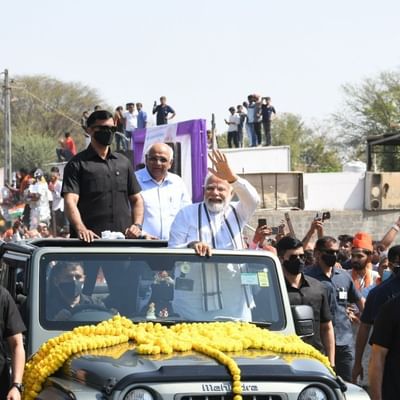 પીએમ મોદી ગુજરાતના મુખ્યમંત્રી ભૂપેન્દ્રભાઈ પટેલ સાથે ખુલ્લી જીપમાં સવાર થયા હતા, અને ચાહકોનું અભિવાદન ઝીલ્યું હતું.