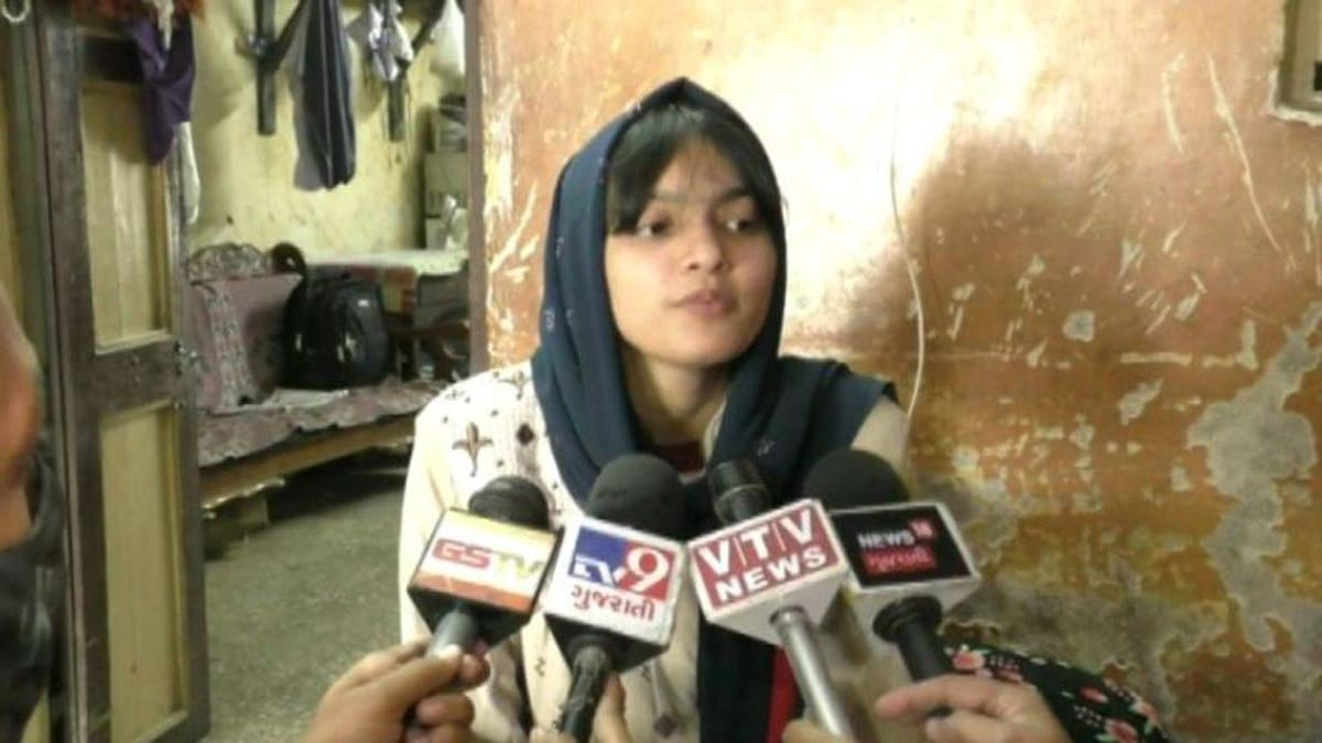 Navsari : ચીખલીની બે વિદ્યાર્થિનીઓ યુક્રેનથી પરત ફરતાં પરિવારજનોના જીવમાં જીવ આવ્યો