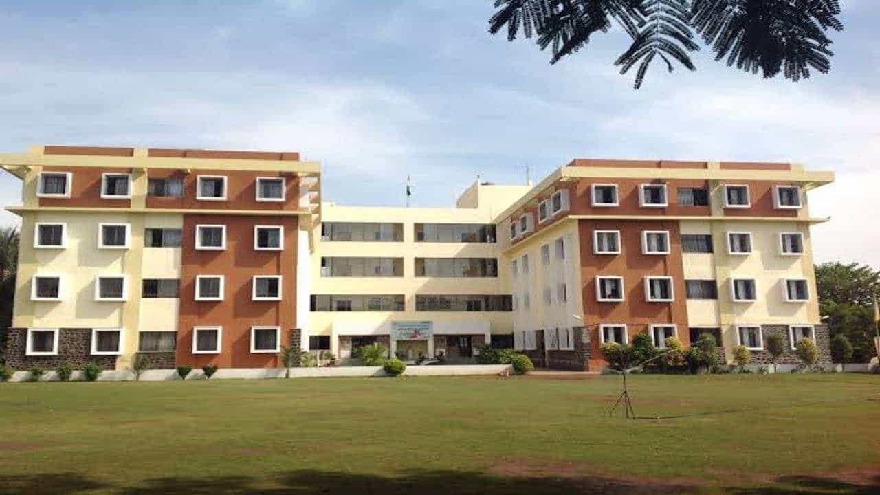 Surat : એકસાથે 52 ખાનગી શાળાઓને નોટિસ ફટકારાતા સંચાલકોમાં રોષ, વિદ્યાર્થીઓનું ભવિષ્ય અને શિક્ષકોની રોજગારી પર પ્રશ્નાર્થ