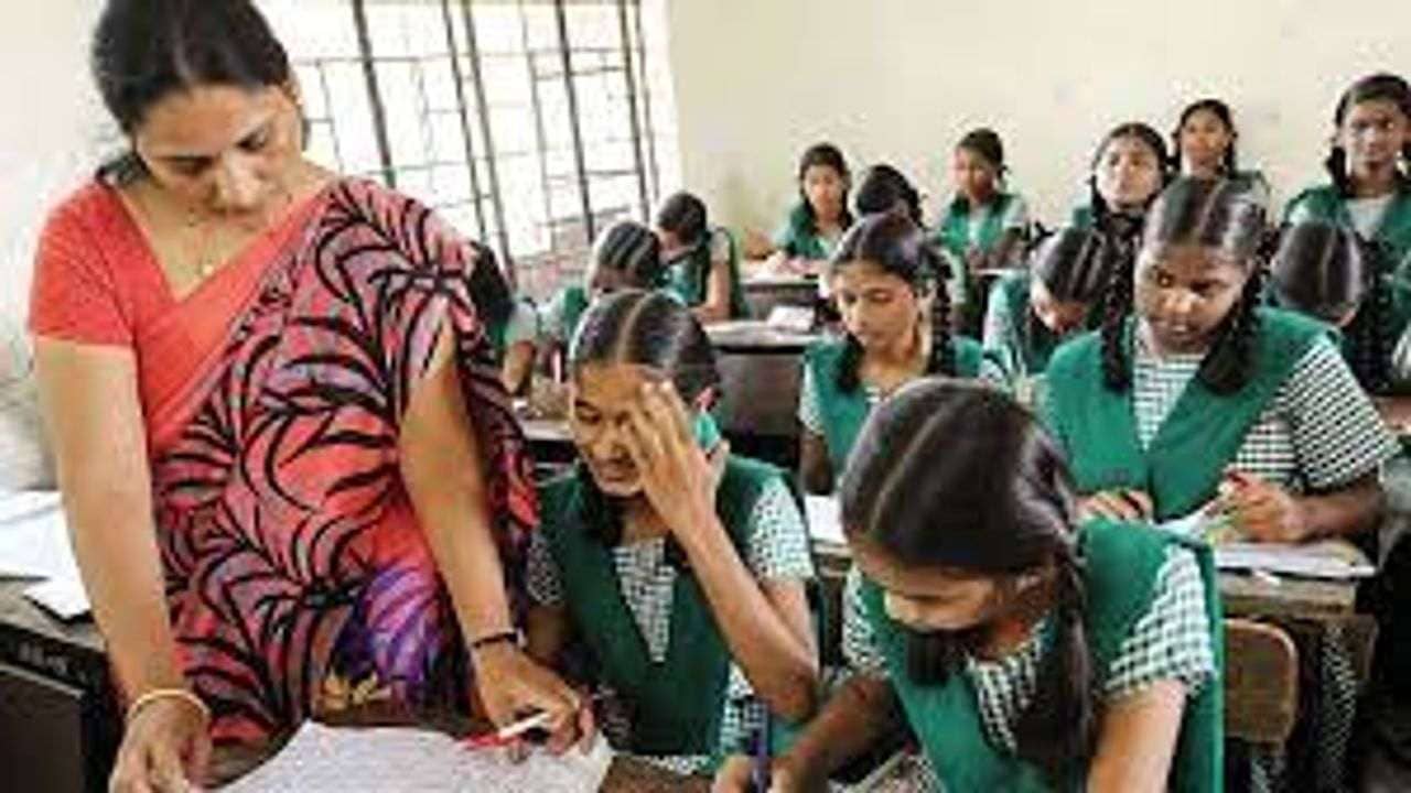 શિક્ષકોની ખાલી જગ્યાઓમાં પ્રવાસી શિક્ષકની ભરતીની જાહેરાતનો વિરોધ, 5 વર્ષથી કાયમી ભરતી માટે રાહ જોતા ટેટ પાસ ઉમેદવારોમાં રોષ